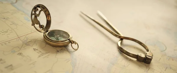 Antik Messing Trennsättel Nautische Navigationskarte Werkzeug Kompass Sonnenuhr Weiße Karte — Stockfoto