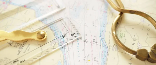 Antike Messing Trennsättel Seekarten Werkzeug Parallellineal Weiße Karte Nahaufnahme Vintage — Stockfoto