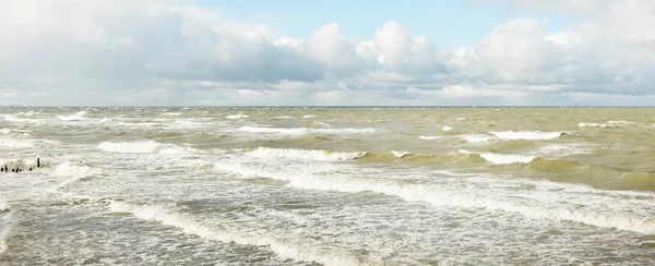 Baltské Moře Pod Dramatickými Mraky Západu Slunce Bouři Vlny Stříkající — Stock fotografie