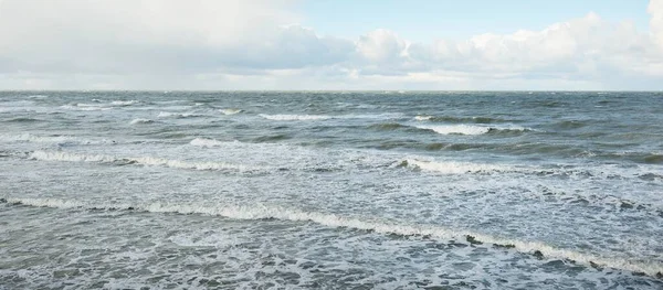 Балтийское Море Яркими Облаками Заката После Шторма Волны Плеск Воды — стоковое фото
