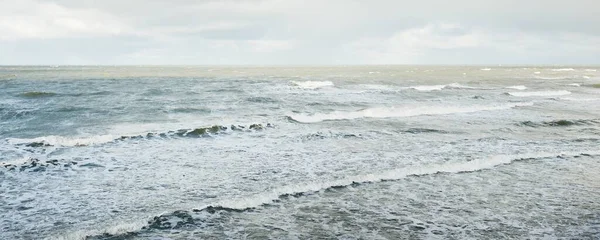 Балтийское Море Яркими Облаками Заката После Шторма Волны Плеск Воды — стоковое фото