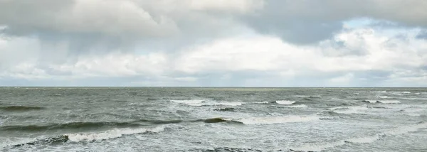 风暴过后 波罗的海在戏剧性的日落云彩之下 浪花飞溅的水史诗般的海景气旋 恶劣天气 气象学 生态学 气候变化 自然现象 — 图库照片