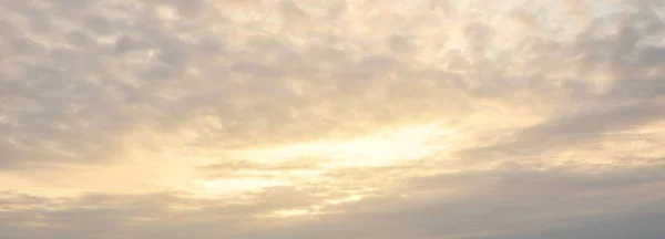 Cielo Azul Claro Con Cirros Brillantes Nubes Cúmulos Después Tormenta —  Fotos de Stock