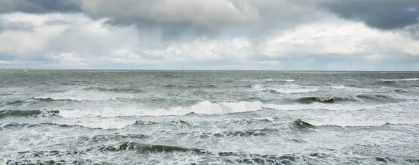 Mar Baltico Sotto Drammatiche Nuvole Tramonto Dopo Tempesta Onde Schizzi — Foto Stock