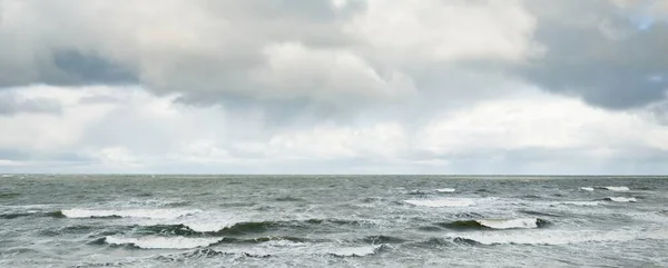 Ostsee Unter Dramatischen Sonnenuntergangswolken Nach Dem Sturm Wellen Spritzendes Wasser — Stockfoto