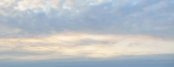 Чистое Голубое Небо Светящимися Перистыми Кучевыми Облаками После Бури Закате — стоковое фото