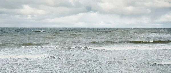 风暴过后 波罗的海在戏剧性的日落云彩之下 浪花飞溅的水史诗般的海景40 50节风力 恶劣天气 气象学 生态学 气候变化 — 图库照片