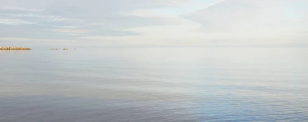 Östersjön Stranden Solig Dag Klar Himmel Idylliskt Sjölandskap Natur Semester — Stockfoto
