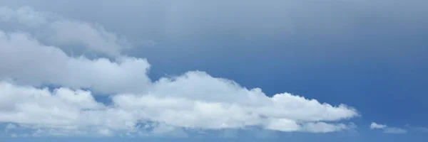 Епічний Шторм Хмарний Пейзаж Білі Декоративні Хмари Захід Сонця Кумули — стокове фото