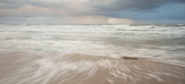 Балтийское Море Закате Драматическое Небо Синие Розовые Светящиеся Облака Золотой — стоковое фото