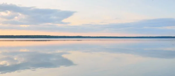 Δασική Λίμνη Ποτάμι Ηλιοβασίλεμα Λαμπερά Σύννεφα Αντανακλάσεις Συμμετρίας Κρυστάλλινα Νερά — Φωτογραφία Αρχείου