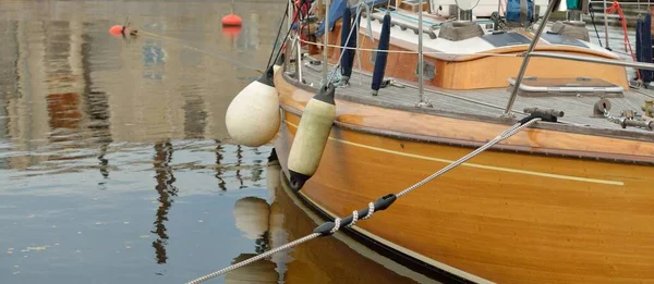 ヨットマリーナの桟橋に係留された近代的な古典的な木製のスウェーデンのクルージングヨット レジャー活動 レクリエーション セーリングのテーマ — ストック写真