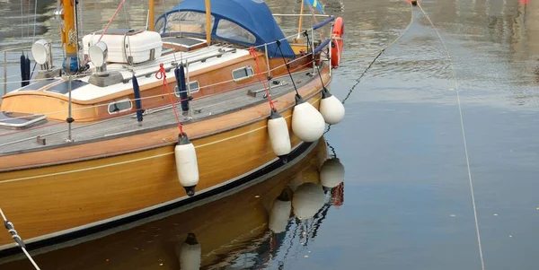 Moderno Classico Legno Svedese Barca Vela Crociera Ormeggiata Molo Porto — Foto Stock