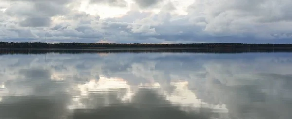 Skogsflod Sjö Vid Solnedgången Dramatisk Himmel Mörka Glödande Moln Symmetri — Stockfoto