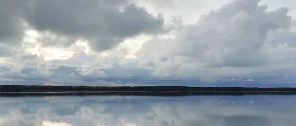 Skogsflod Sjö Vid Solnedgången Dramatisk Himmel Mörka Glödande Moln Symmetri — Stockfoto