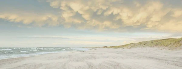 Brzeg Morza Bałtyckiego Zachodzie Słońca Jasne Zachody Słońca Świecące Chmury — Zdjęcie stockowe