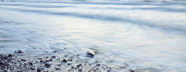 Meereswellen Und Spritzer Textur Bunter Himmel Der Sich Wasser Spiegelt — Stockfoto