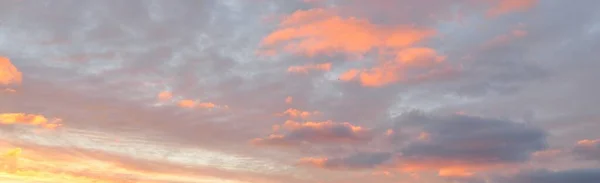 Clear Blue Sky Glowing Pink Golden Cirrus Cumulus Clouds Sunrise — Foto de Stock