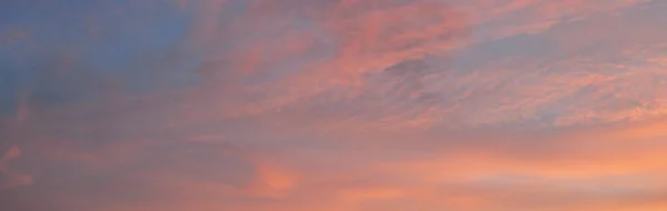 Cielo Azul Claro Nubes Rosadas Doradas Amanecer Paisaje Nublado Dramático —  Fotos de Stock