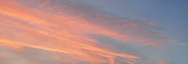 Céu Azul Claro Nuvens Brilhantes Rosa Dourada Nascer Sol Paisagem — Fotografia de Stock