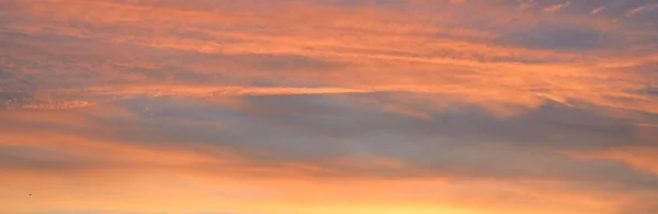 Чисте Блакитне Небо Рожеві Золоті Сяючі Хмари Схід Сонця Драматичний — стокове фото