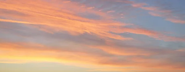 Céu Azul Claro Nuvens Brilhantes Rosa Dourada Nascer Sol Paisagem — Fotografia de Stock