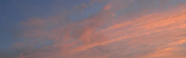 Cielo Azul Claro Nubes Rosadas Doradas Amanecer Paisaje Nublado Dramático —  Fotos de Stock