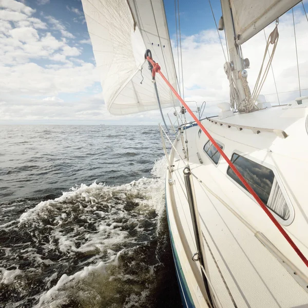 Weiße Schaluppe Getakelte Jacht Die Klaren Tagen Auf Offener See — Stockfoto