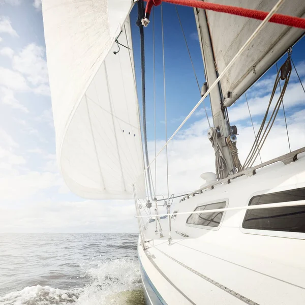 White Sloop Rigged Yacht Sailing Open Sea Clear Day View — Stock Photo, Image