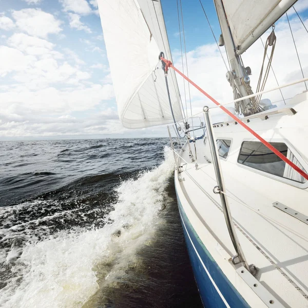 White Sloop Rigged Yacht Sailing Open Sea Clear Day View — Stock Photo, Image