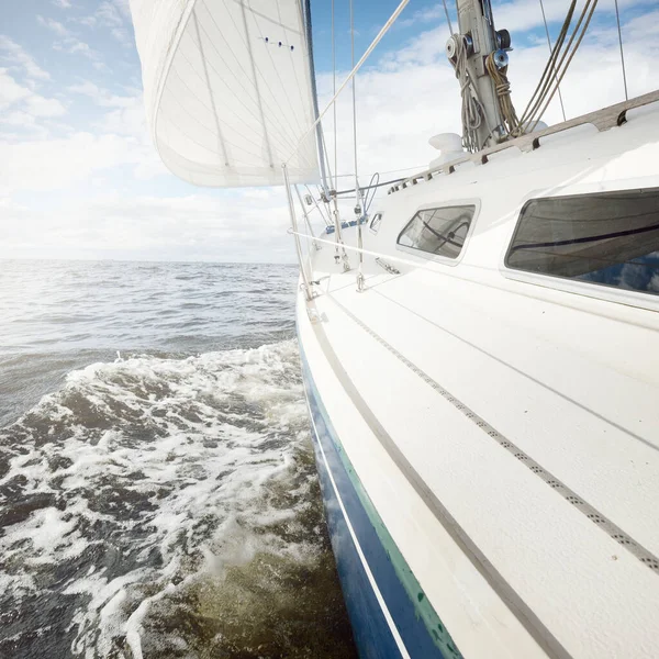 Sloop Branco Fraudado Iate Navegando Mar Aberto Dia Claro Uma — Fotografia de Stock