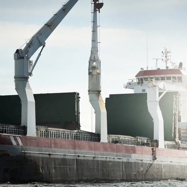 大規模な近代的な一般貨物クレーン船 142メートルの長さ オープン海でセーリング 貨物輸送 グローバル通信 ビジネス パノラマビュー — ストック写真