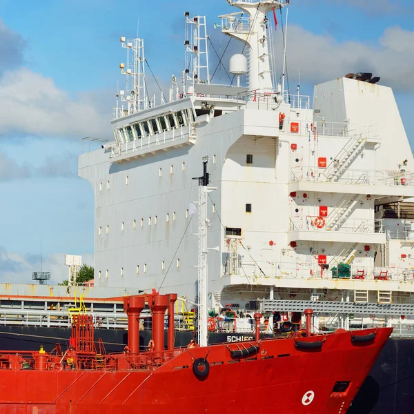 Navi Carico Carico Nel Terminal Portuale Gru Sullo Sfondo Mar — Foto Stock