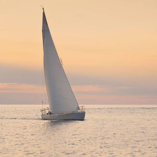 Balsa Blanca Yate Aparejado Navegando Mar Báltico Atardecer Cielo Despejado — Foto de Stock