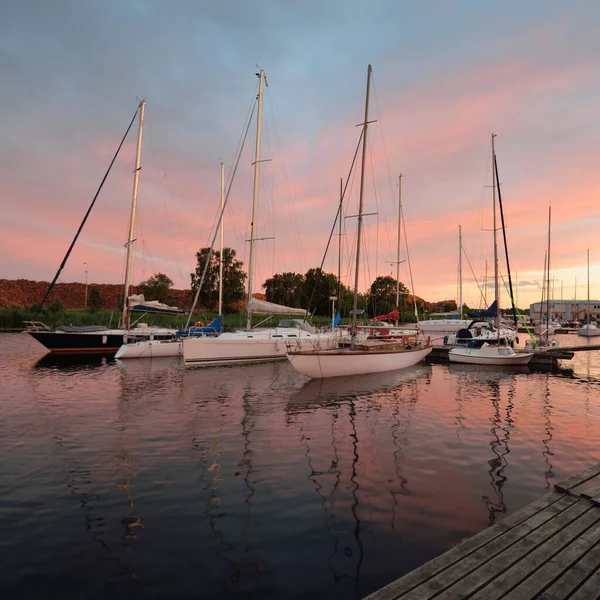 Eleganta Och Moderna Segelbåtar Förtöjda Till Brygga Yacht Marina Vid — Stockfoto