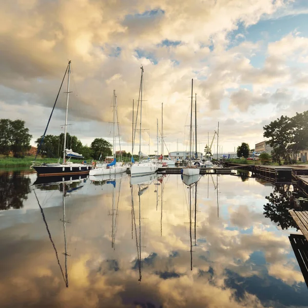 Eleganta Och Moderna Segelbåtar Förtöjda Till Brygga Yacht Marina Vid — Stockfoto