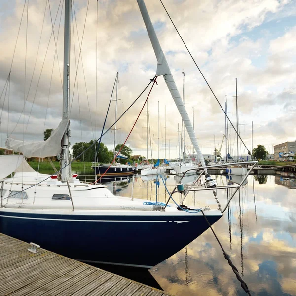 Blå Slupen Riggade Segelbåt Förtöjd Till Brygga Yacht Marina Vid — Stockfoto