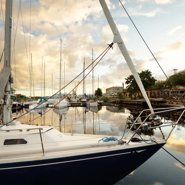 Blaue Schaluppe Getakelt Segelboot Einem Pier Einem Yachthafen Bei Sonnenuntergang — Stockfoto