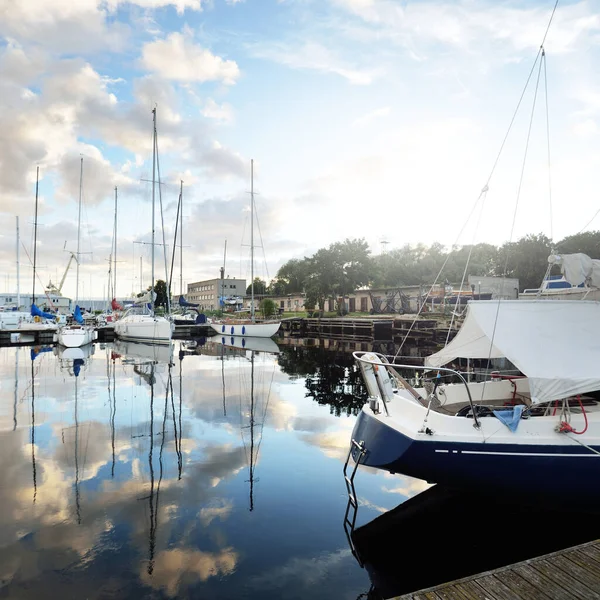 Kék Bárka Vitorlást Kötött Egy Mólóhoz Egy Yacht Kikötőben Naplementekor — Stock Fotó