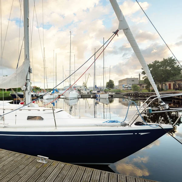 Blå Slupen Riggade Segelbåt Förtöjd Till Brygga Yacht Marina Vid — Stockfoto