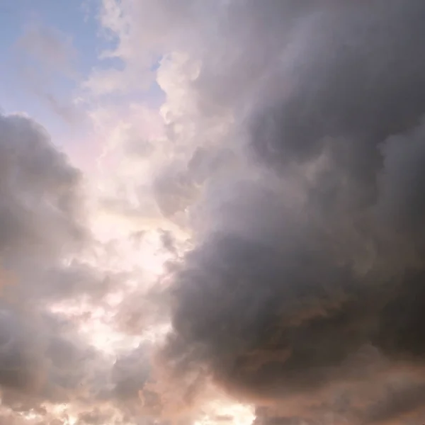Klarer Blauer Himmel Mit Leuchtend Rosa Und Goldenen Kumuluswolken Nach — Stockfoto