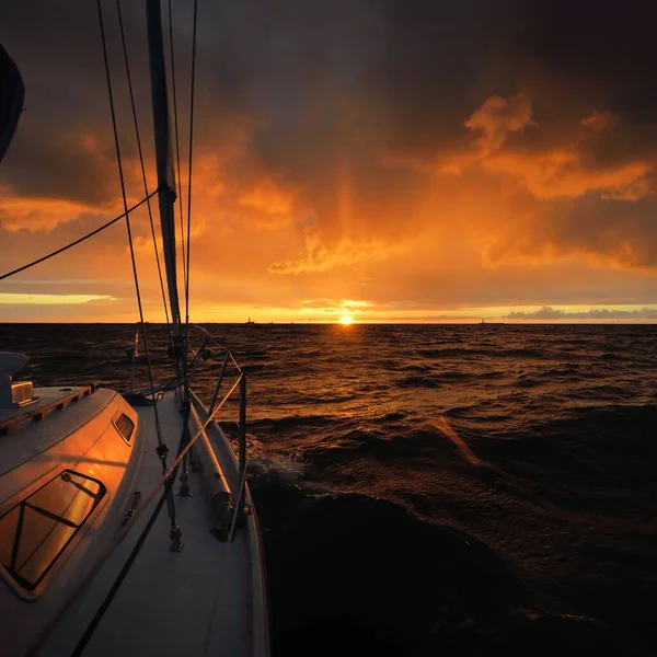 Iahtul Alb Navighează Într Mare Deschisă Apusul Soarelui Vedere Punte — Fotografie, imagine de stoc