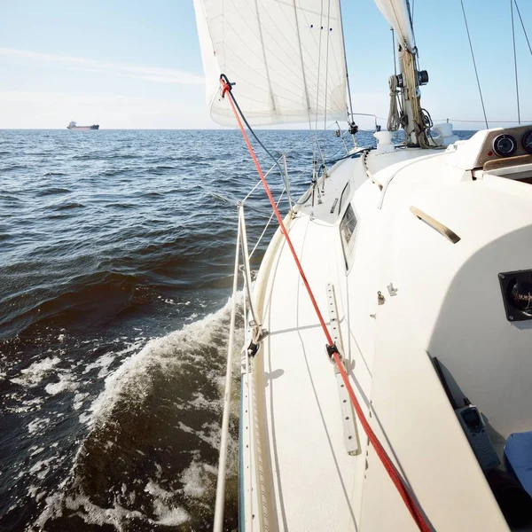 Weiße Schaluppe Getakelte Jacht Segelt Der Ostsee Bei Sonnenuntergang Blick — Stockfoto