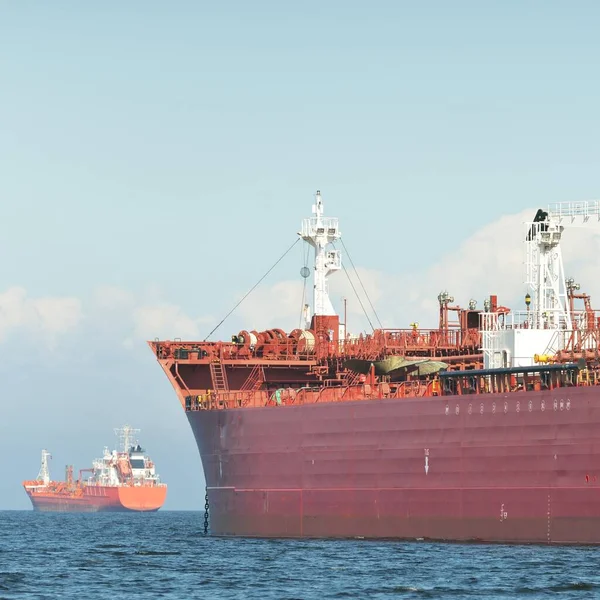 Büyük kırmızı kargo gemisi (petrol kimyasal tankeri, 184 metre uzunluğunda) Baltık Denizi 'nde yol alır. Nakliye, lojistik, küresel iletişim, ekonomi, sanayi, arz, çevre
