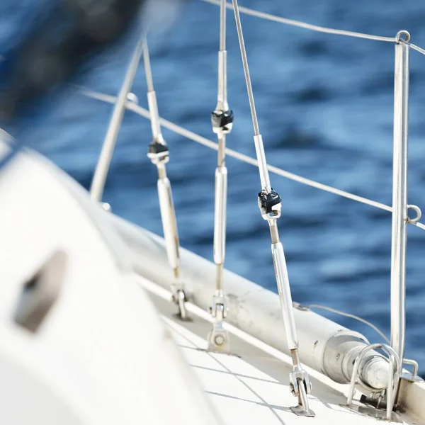 Sloop Bianco Barca Truccata Vela Nel Mar Baltico Tramonto Vista — Foto Stock