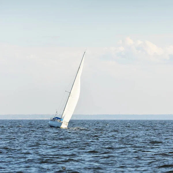 Sloop Branco Fraudou Iate Navegando Mar Aberto Céu Limpo Paisagem — Fotografia de Stock