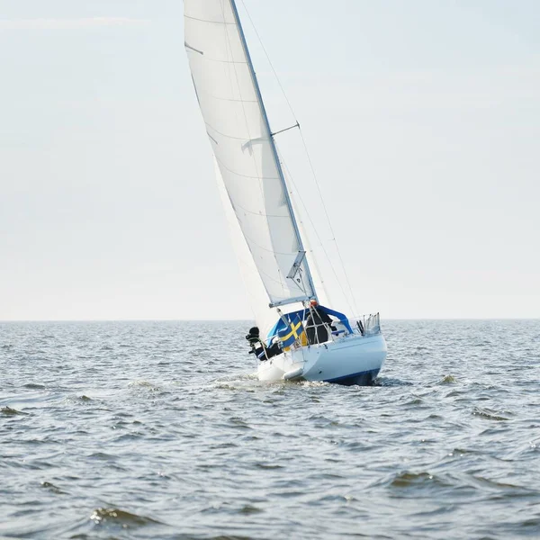 Witte Sloep Opgetuigd Jacht Zeilen Een Open Zee Heldere Lucht — Stockfoto