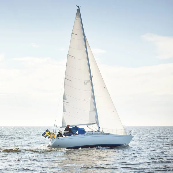 Sloop Bianco Yacht Truccato Vela Mare Aperto Cielo Limpido Paesaggio — Foto Stock