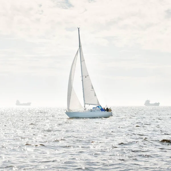 Білий Шлюп Накрив Яхту Пливла Відкритому Морі Чисте Небо Хмарний — стокове фото