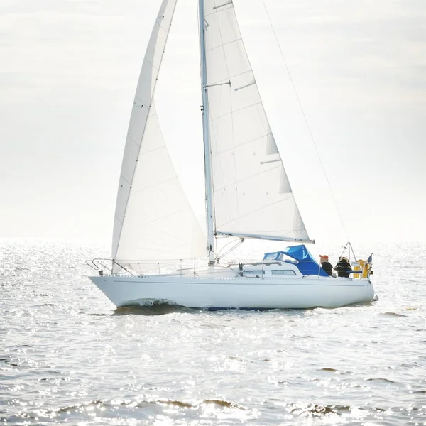 Balandra Blanca Yate Aparejado Navegando Mar Abierto Cielo Despejado Paisaje — Foto de Stock